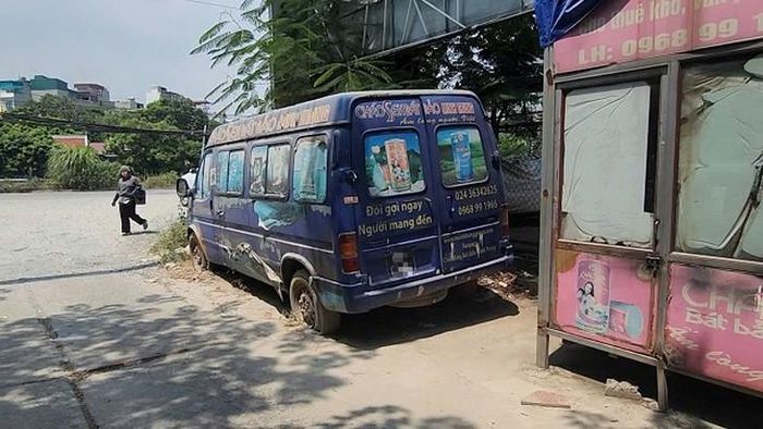 Hình ảnh chiếc ô tô cũ nát, lốp xẹp lép nằm ngay dưới lòng đường đầu ngõ 409 Tam Trinh. Ảnh: VA.
