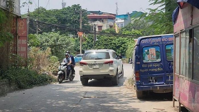Việc chiếc xe cũ nát này đỗ dưới lòng đường làm ảnh hưởng giao thông đi lại của người dân. Ảnh: VA. 