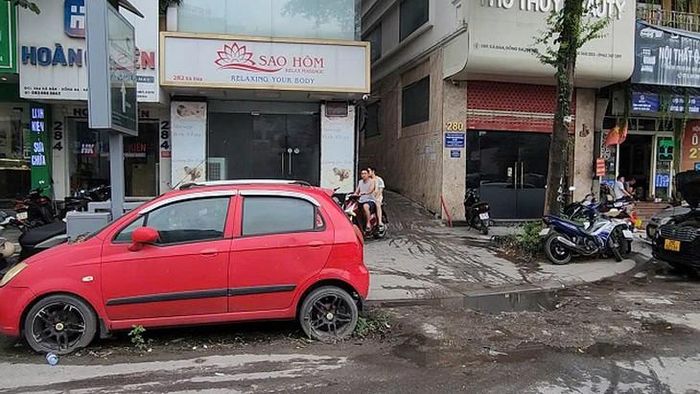 Chiếc xe nằm dưới lòng đường ngay đầu ngõ 280 Xã Đàn làm ảnh hưởng việc đi lại của người dân. Ảnh: VA.