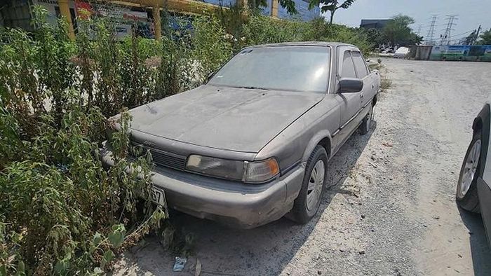 Gần ngõ 409 Tam Trinh là hình ảnh chiếc xe cũ nát, phủ đầy bụi. Ảnh: VA.