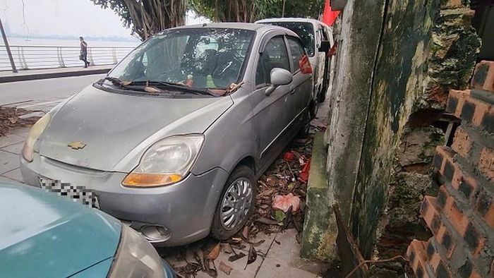 Quanh chiếc xe xuất hiện nhiều rác thải, ảnh hưởng đến vệ sinh môi trường và mỹ quan khu vực. Ảnh: VA.