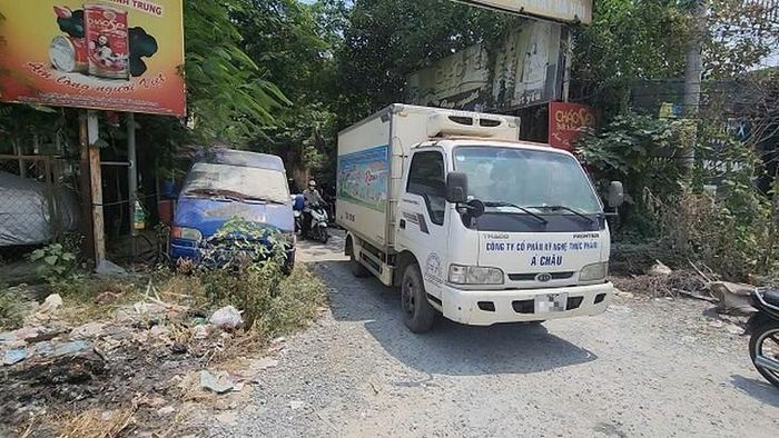 Theo người dân quanh khu vực, chiếc xe này đã nằm cố định tại đây từ rất lâu. Ảnh: VA.