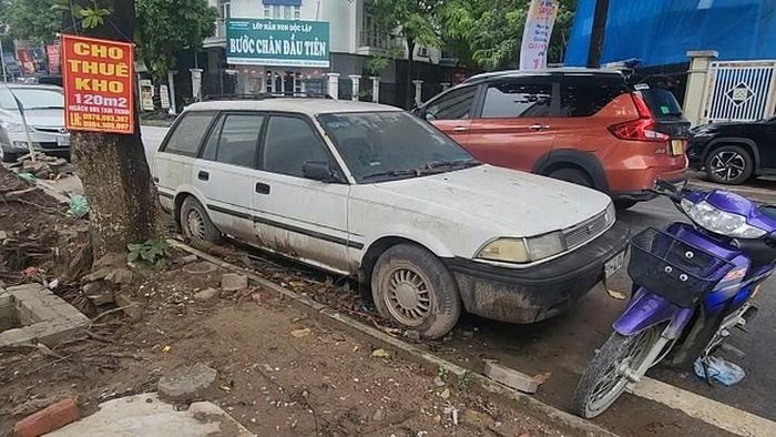 Việc di dời chiếc xe cũ nát, hỏng nặng tại lòng đường ngõ 885 Tam Trinh, hiện gặp nhiều vướng mắc liên quan đến quy định pháp lý lẫn quy trình nghiệp vụ. Ảnh: VA.