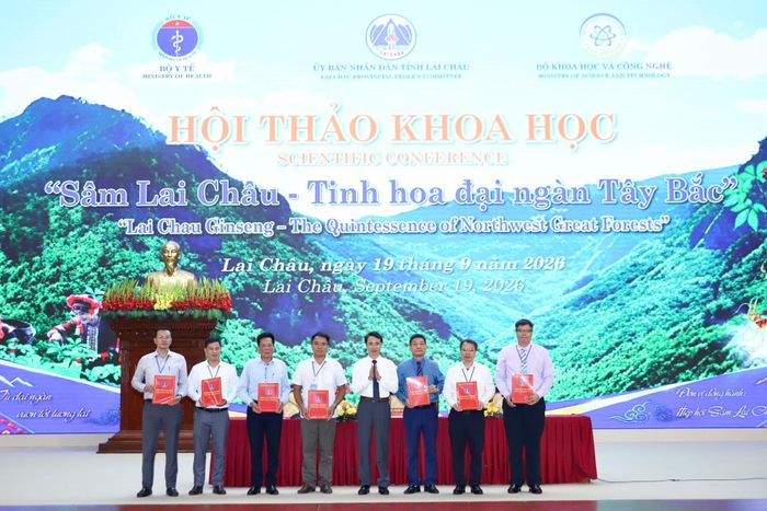 UBND tỉnh Lai Châu trao biên bản ghi nhớ hợp tác cho các đơn vị tại cuối Hội thảo khoa học "Sâm Lai Châu - Tinh hoa đại ngàn Tây Bắc". (Ảnh Thành Long)