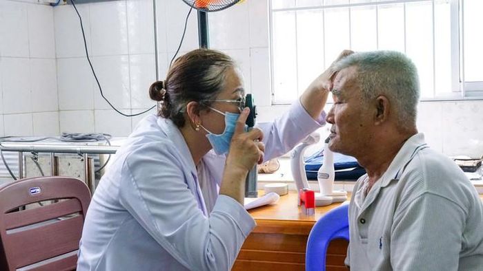Người dân tại xã đảo Thạnh An đang được khám sức khỏe. Ảnh: BV cung cấp
