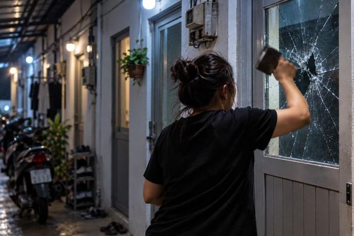 Trang có lời lẽ xúc phạm, hăm dọa, liên tục la hét, dùng vật dụng ném và đập vào cửa phòng làm vỡ kính. Ảnh minh họa - Nguồn AI