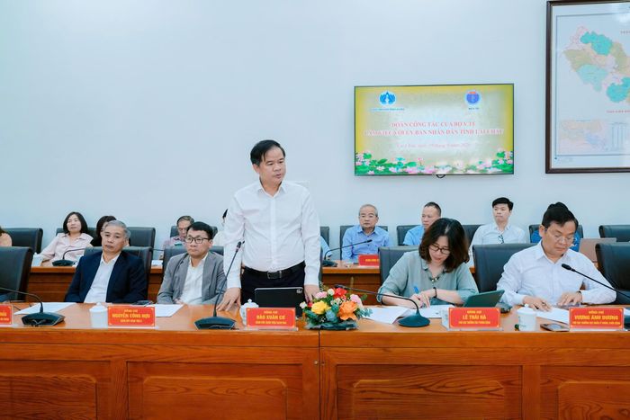 PGS.TS Đào Xuân Cơ - Giám đốc Bệnh viện Bạch Mai phát biểu trong buổi làm việc tại UBND tỉnh Lai Châu. (Ảnh Thế Anh)