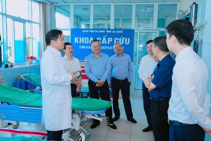 PGS.TS Đào Xuân Cơ - Giám đốc Bệnh viện Bạch Mai thăm BVĐK tỉnh Lai Châu và trao đổi chuyên môn với các đồng nghiệp. (Ảnh Thế Anh)
