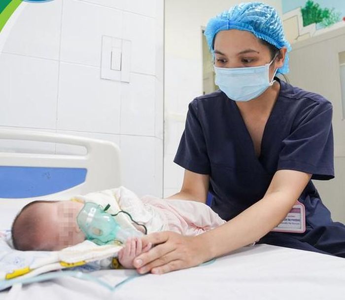 Chăm sóc và điều trị bệnh nhi tại Trung tâm Bệnh nhiệt đới, Bệnh viện Nhi Trung ương. Ảnh: BV