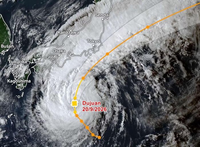 Vị trí và đường đi dự báo của bão Dujuan lúc chiều 20/9. Ảnh: Zoom Earth, JMA/ NOAA, Himawari.