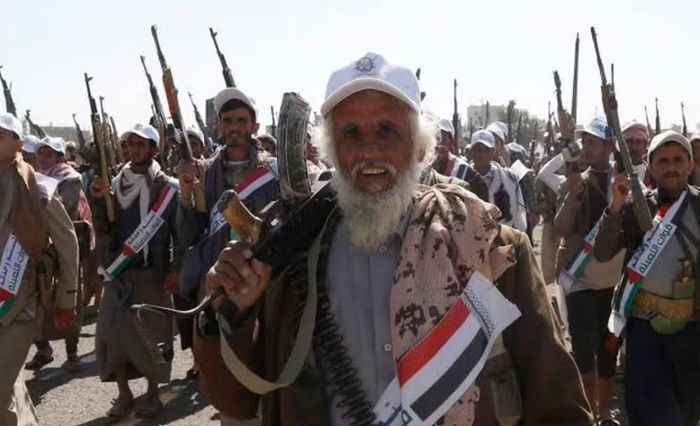 Kho vũ khí thu được không đủ để duy trì chiến dịch lâu dài, buộc Houthi tìm cách bổ sung vũ khí và năng lực kỹ thuật. Iran cùng nhóm Hezbollah ở Lebanon được các quan chức Yemen cho là đã hỗ trợ lực lượng này phát triển năng lực quân sự.