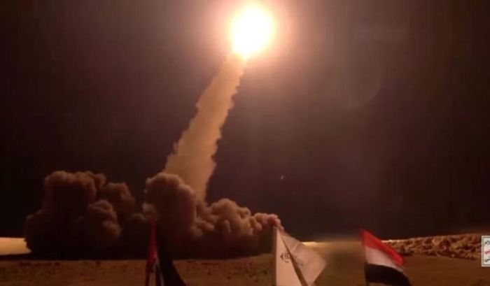 Hàng loạt khu vực tại Arab Saudi phát cảnh báo phòng không trong đợt tập kích được lực lượng Houthi mô tả (và các nguồn theo dõi chiến sự đánh giá) là một trong những cuộc tấn công lớn nhất nhằm vào nước này, kể từ khi giao tranh tái bùng phát.