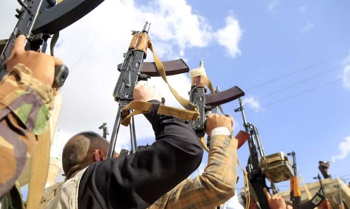 Tài khoản Egyosint, chuyên theo dõi diễn biến quân sự tại Trung Đông, nhận định Houthi đã tiến hành đợt tập kích bằng tên lửa và máy bay không người lái (UAV) quy mô lớn nhằm vào nhiều khu vực trên lãnh thổ Arab Saudi.