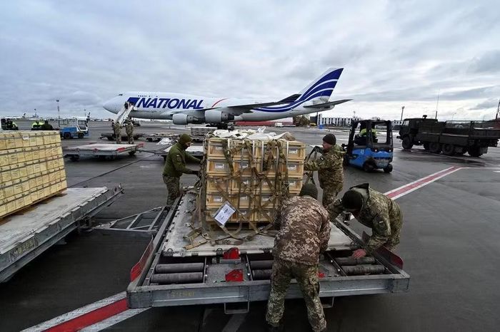 “Nếu người Nga nghĩ rằng họ có thể gây sức ép lên chúng ta… thì phản ứng của Đan Mạch sẽ là tăng cường hỗ trợ cho Ukraine nhanh hơn dự kiến”, Bộ trưởng Quốc phòng Jeppe Bruus nói với các phóng viên sau cuộc họp với một số nghị sĩ.