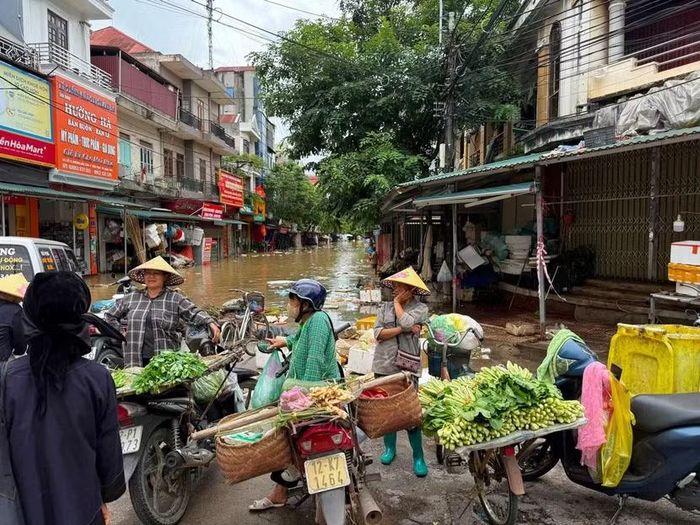 Mưa lũ làm tăng nguy cơ ô nhiễm môi trường do nước thải, chất thải