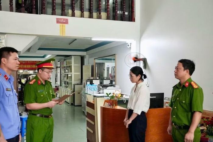 Cơ quan CSĐT đọc lệnh khám xét khẩn cấp nơi ở, nơi àm việc của Nguyễn Thị Thanh Huyền