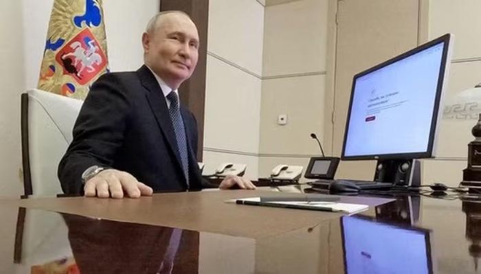 Toàn bộ quá trình diễn ra trong chưa đầy 1 phút. AP xác nhận Điện Kremlin công bố hình ảnh ông Putin bỏ phiếu trực tuyến trong ngày đầu tiên của cuộc bầu cử.