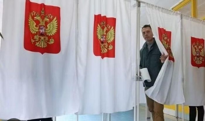 Trước ngày bỏ phiếu, ông Putin kêu gọi cử tri tham gia và nhấn mạnh ý nghĩa của sự đoàn kết dân tộc. "Lựa chọn và ý chí của quý vị sẽ một lần nữa chứng minh hàng triệu người dân luôn sát cánh phía sau các chiến sĩ của chúng ta", ông nói.