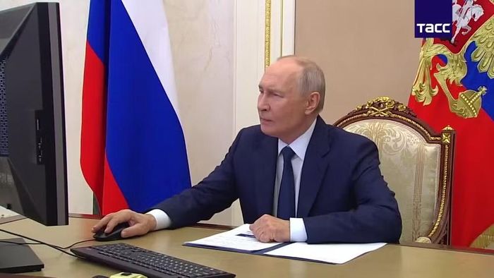 Video do Điện Kremlin công bố ngày 18/9 cho thấy ông Putin ngồi trước máy tính tại văn phòng và thực hiện các thao tác trên màn hình trước khi hoàn tất việc bỏ phiếu.