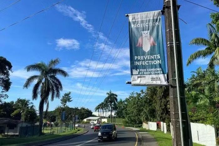 Áp phích tuyên truyền phòng chống HIV trên đường phố ở Suva, Fiji, vào ngày 19-3-2026