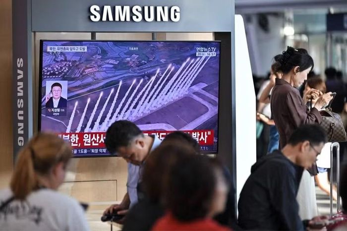 Bản tin về vụ thử tên lửa của Triều Tiên được phát tại ga tàu điện ở Seoul, Hàn Quốc ngày 20-9-2026