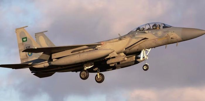 F-15SA là biến thể 2 chỗ ngồi thuộc dòng tiêm kích F-15 Advanced Eagle, với phi công ngồi phía trước và sĩ quan điều khiển vũ khí ở phía sau.