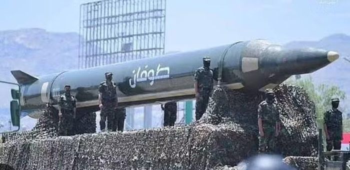 Một trong những vũ khí được Houthi mô tả là mạnh nhất là tên lửa đạn đạo siêu vượt âm Palestine-2, có tầm bắn 2.150 km và tốc độ 19.755 km/h.