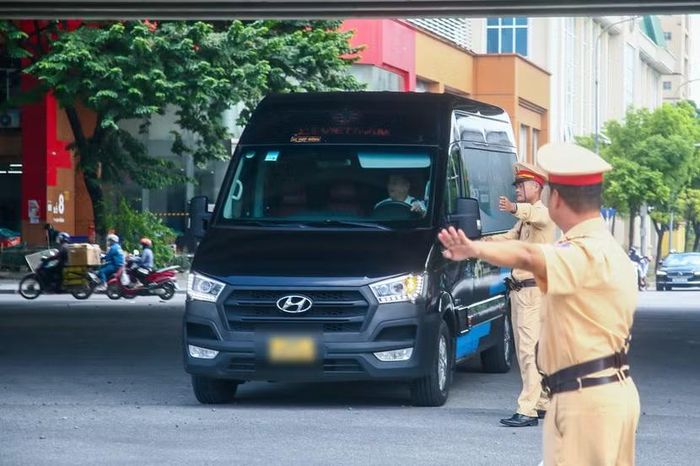 Cảnh sát giao thông kiểm tra các phương tiện vi phạm