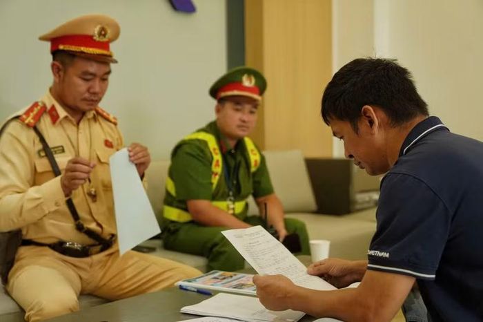 Cảnh sát giao thông và Công an phường làm việc với đại diện doanh nghiệp vận tải