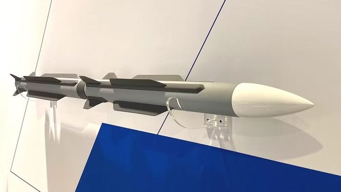 Tên lửa được phát triển với kích thước phù hợp khoang vũ khí trong thân của các tiêm kích thế hệ 5, qua đó duy trì khả năng tàng hình khi mang vũ khí.