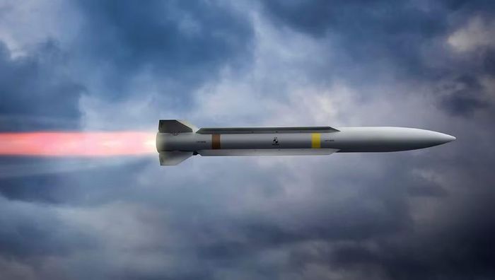 Reuters cho biết vũ khí này được phát triển nhằm đáp ứng yêu cầu đối phó các mối đe dọa trên không tầm xa, trong đó có những tiêm kích hiện đại như J-20 của Trung Quốc. Lockheed Martin cho biết AIM-260 có tầm bắn và hiệu quả tác chiến cao hơn các tên lửa đối không hiện có.