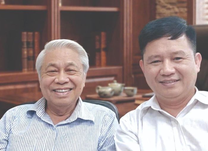 Nhà thơ Vũ Quần Phương (bên trái) và tác giả bài viết.