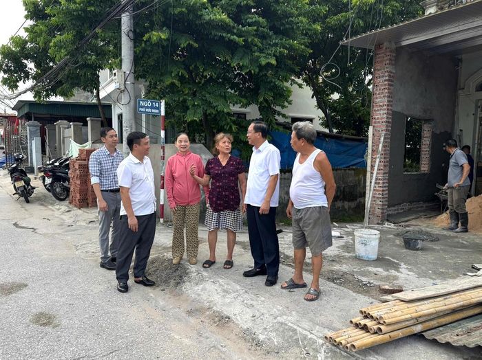 Lãnh đạo phường Uông Bí trò chuyện với các hộ dân trong diện GPMB thực hiện Dự án chỉnh trang tuyến phố Hữu Nghị để kịp thời nắm bắt tâm tư nguyện vọng, tháo gỡ những khó khăn, vướng mắc. Ảnh: Huyền Trang