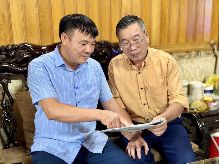 Lãnh đạo Ủy ban MTTQ Việt Nam phường Uông Bí đến nhà hộ dân nằm trong diện GPMB thực hiện Dự án tuyến đường sắt tốc độ cao Hà Nội - Quảng Ninh để tuyên truyền, vận động. Ảnh: Ngọc Anh.