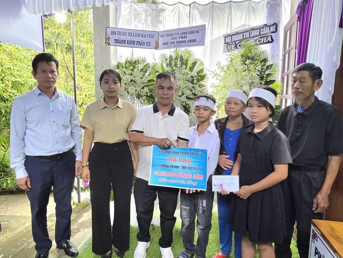 Hội Liên hiệp Phụ nữ xã Hòa Tiến vận động gia đình anh Phan Văn Vũ nhận đỡ đầu con chị Hiệp. Ảnh: Văn Đức.