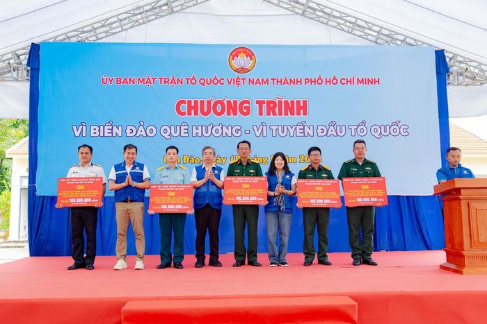 Ông Nguyễn Phước Lộc, Ủy viên Trung ương Đảng, Phó Bí thư Thành ủy, Chủ tịch Ủy ban MTTQ Việt Nam TPHCM trao hỗ trợ các công trình cho các đơn vị quân đội đang làm nhiệm vụ tại Côn Đảo. Ảnh: MTTP.