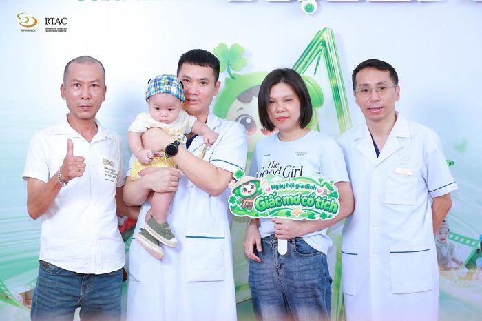 Bác sĩ chụp ảnh kỷ niệm cùng các gia đình.