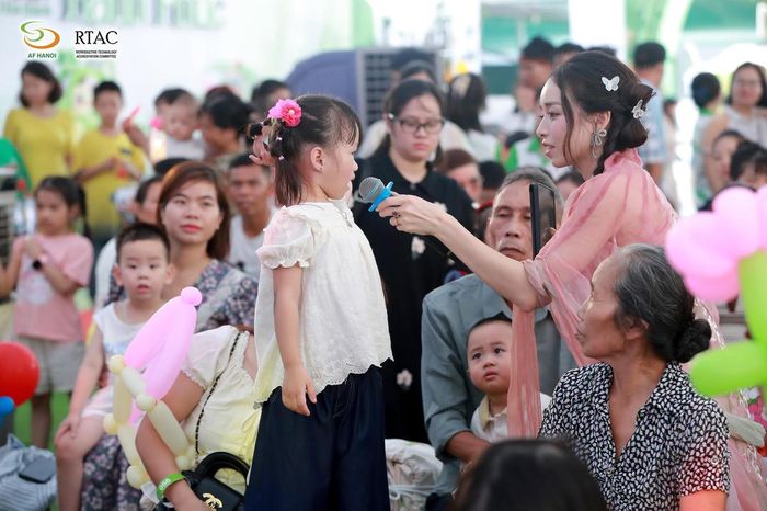 Các em bé tham gia hoạt động trong Ngày hội.