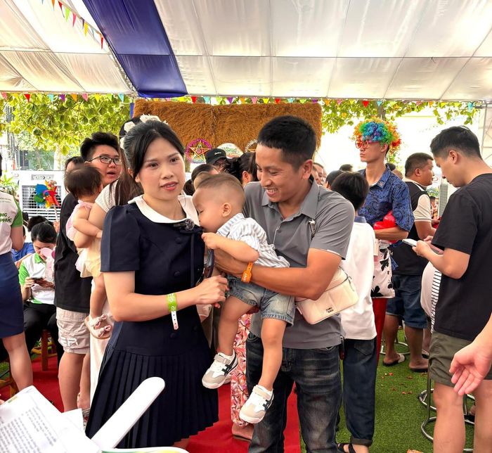Gia đình bé Minh Khang háo hức trong lần đầu tiên tham gia Ngày hội Gia đình. 