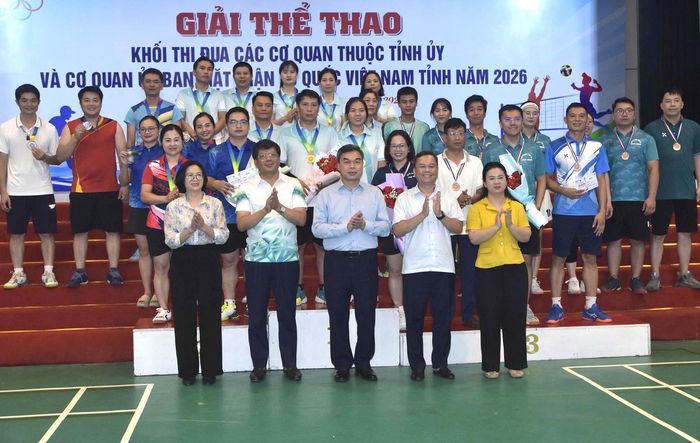 Lãnh đạo tỉnh Tuyên Quang trao giải cho các vận động viên tham gia nội dung bóng chuyền hơi.