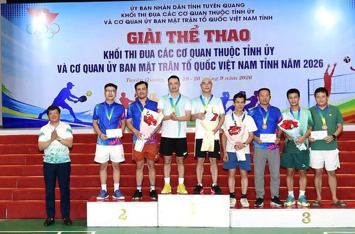 Ông Hà Trung Kiên, Ủy viên Ban Thường vụ Tỉnh ủy, Phó Chủ tịch Thường trực, Thủ trưởng cơ quan Ủy ban MTTQ Việt Nam tỉnh, Trưởng khối thi đua năm 2026 trao giải cho nội dung đôi nam phong trào.
