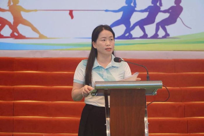 Bà Trần Thị Hoàn - Phó Chủ tịch Ủy ban MTTQ Việt Nam tỉnh Tuyên Quang công bố quyết định các đội, vận động viên đạt giải.