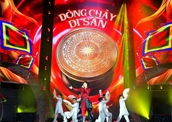Sự kết hợp giữa nghệ thuật truyền thống và hiện đại tạo nên những tiết mục vừa gần gũi vừa mới mẻ.