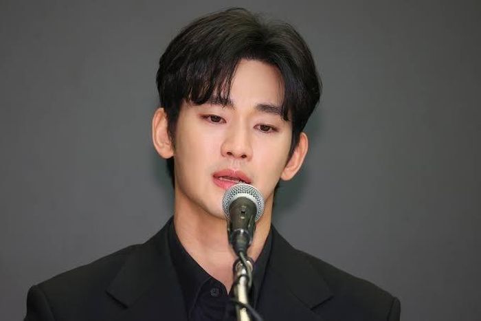  Kim Soo Hyun trong họp báo đầu năm 2025. Kể từ đó, anh tạm dừng hoạt động. Ảnh: YTN. 