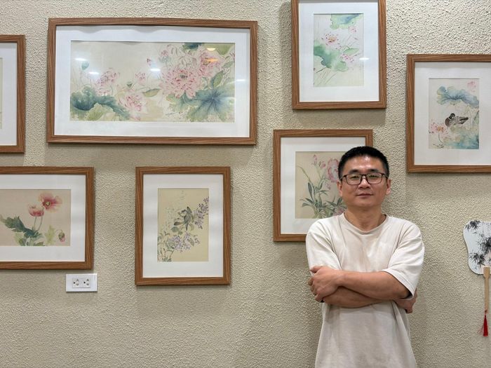Hàng ngày ông vừa dành thời gian làm bánh, vừa vẽ tranh, giao lưu với khách đến tiệm. Ảnh: Ánh Hoàng.