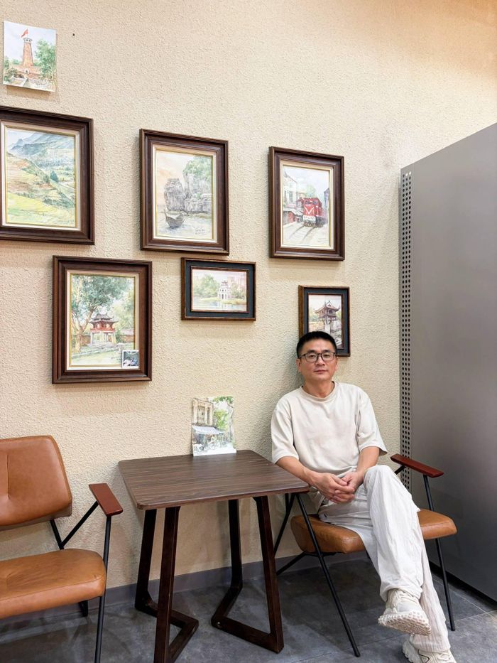  Trong tiệm bánh treo nhiều tranh ông chủ tự vẽ. Ảnh: Ánh Hoàng. 