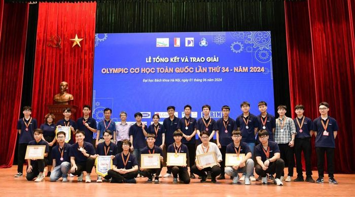 Ba năm liền, Vũ tham gia thi Olympic Cơ học toàn quốc. Ảnh: NVCC.