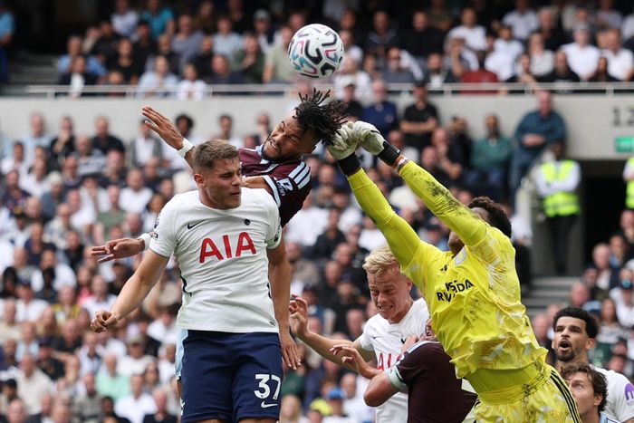 Suzuki chơi tự tin trước Tottenham. Ảnh: Reuters.