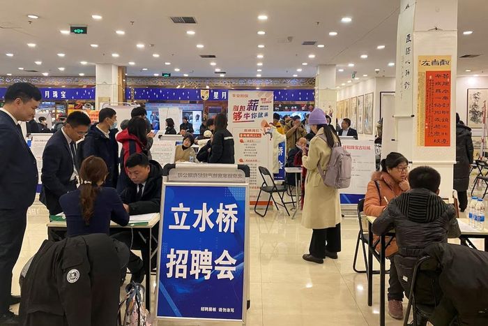 "Làm một, nghỉ ba" từng là cách sống của nhóm lao động trẻ tập trung quanh các chợ việc làm Sanhe. Ảnh: Reuters.