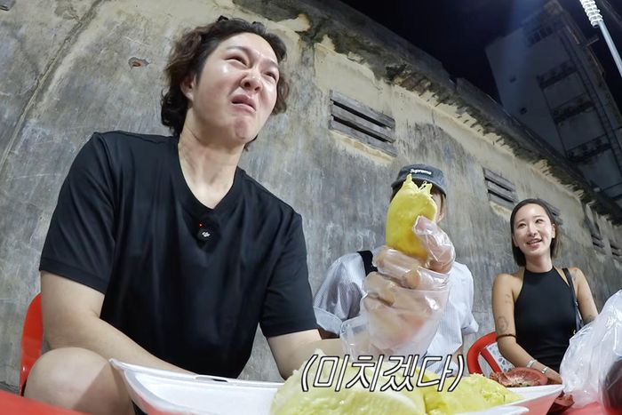 Thành viên BTOB "quay cuồng" khi nếm thử sầu riêng. Ảnh: Cắt từ video.